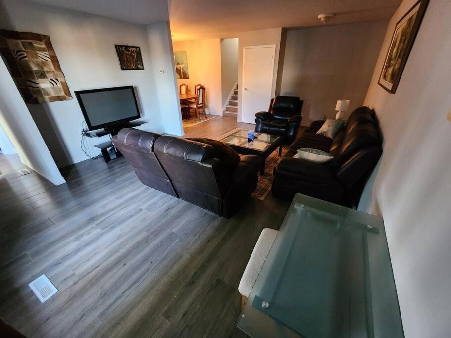 Entire 3 Bedroom House In Elliot Lake Eksteriør billede